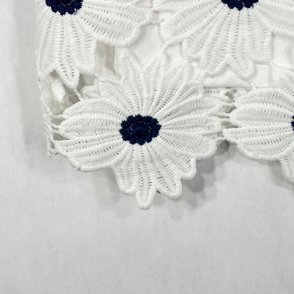 Rafaella Medium Top Lace Floral Textured Short Sleeve White Blue Daisies NWT 126 - Picture 4 of 11